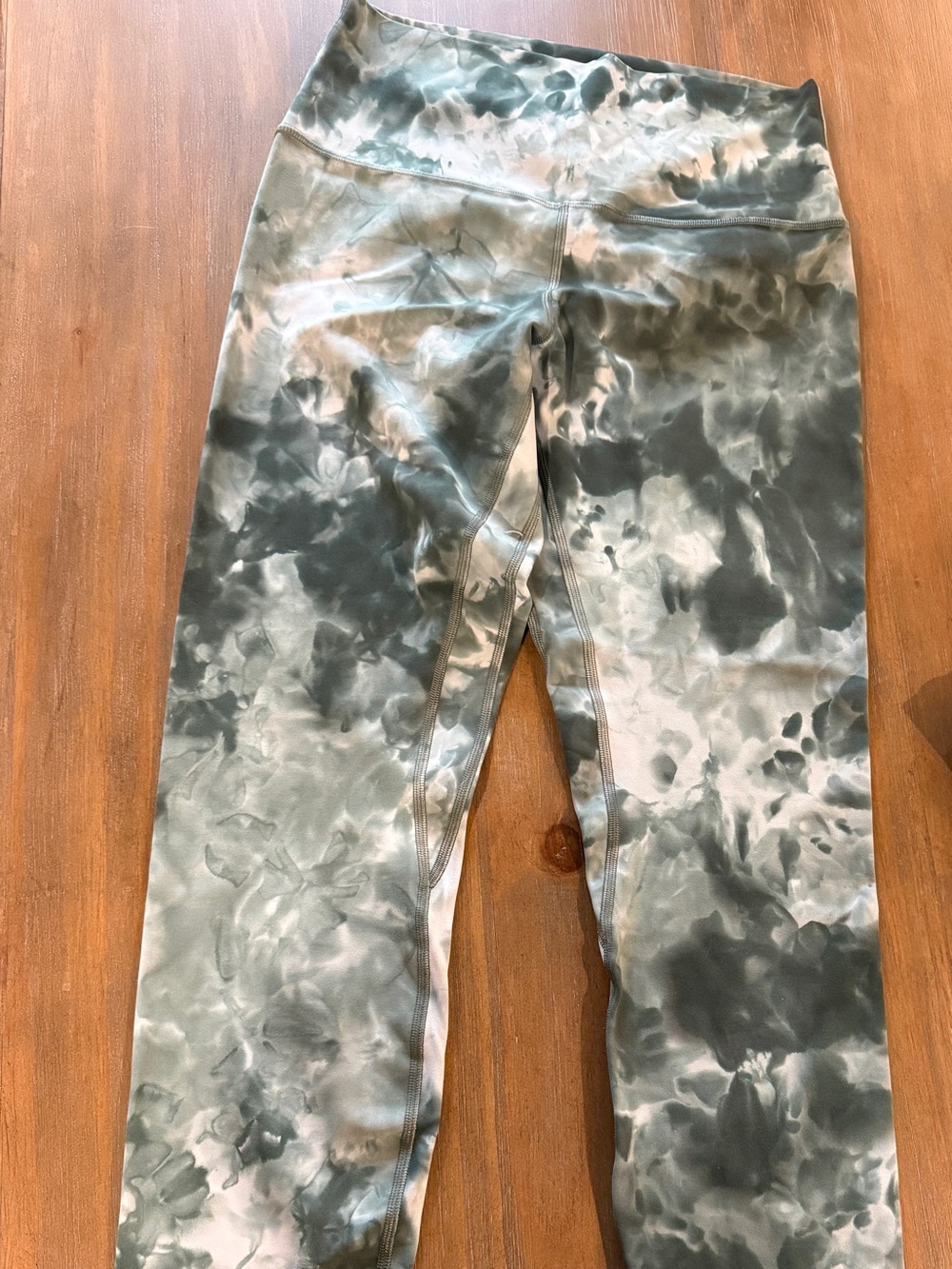 lululemon green diamond dye leggings size 8 align 25 length. Never worn.